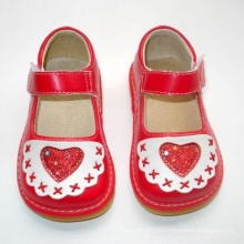 Красная детская девочка Squeaky Shoes с большим сердцем